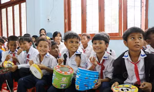 Nét mặt vui tươi rạng ngời của những em nhỏ đồng bào Ca Dong khi tham gia chương trình. Ảnh: Phạm Cường-TTXVN