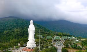 Tượng Bồ Tát Quán Thế Âm và khu vực Chánh điện của Chùa Linh Ứng - Bãi Bụt. Ảnh: Trần Lê Lâm – TTXVN
