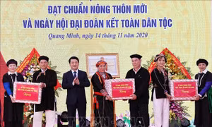 Phó Chủ tịch, Tổng Thư ký Ủy ban Trung ương MTTQ Việt Nam Hầu A Lềnh trao quà cho các hộ tiêu biểu trong phong trào "Toàn dân đoàn kết xây dựng đời sống văn hóa" ở xã Quang Minh, huyện Văn Yên (Yên Bái). Ảnh: Trọng Đức - TTXVN
