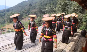 Người Lô Lô đen ở xóm Khuổi Khon, xã Kim Cúc với điệu múa truyền thống của dân tộc mình. Ảnh: Chu Hiệu