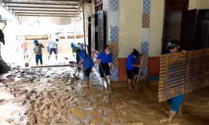 Nhịp sống dần trở lại với người dân vùng “rốn” lũ Nghệ An