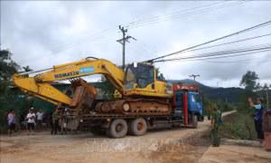 Các xe máy xúc cỡ lớn được đưa đến hiện trường vụ sạt lở. Ảnh: Lê Lâm-TTXVN