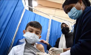 Tiêm vaccine phòng COVID-19 cho trẻ em tại Hawalli, Kuwait ngày 3/2/2022. Ảnh: THX/TTXVN