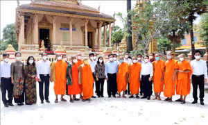 Phó Thủ tướng Phạm Bình Minh chụp hình lưu niệm với các đại biểu và sư sãi tỉnh Sóc Trăng tại chùa Kh'leang, thành phố Sóc Trăng. Ảnh: Trung Hiếu-TTXVN