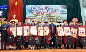 Trao chứng chỉ hành nghề và tặng quà của Bộ trưởng Bộ Y tế cho các bác sỹ tốt nghiệp. Ảnh: Mai Trang-TTXVN