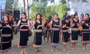 Phụ nữ Rơ Ngao biểu diễn múa xoang cầu mong một năm mới mùa màng tốt tươi. Ảnh: Khoa Chương