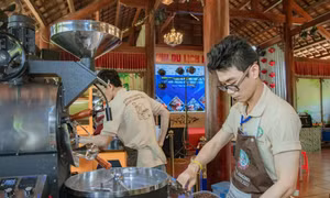 Thí sinh tham gia phần thi rang cà phê. Ảnh: TTXVN phát