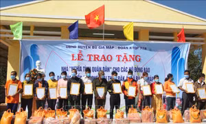 Lễ trao tặng nhà cho đồng bào thiểu số nghèo. Ảnh: K GỬIH -TTXVN