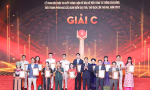 Ban Tổ chức trao giải C cho các tác giả thể loại Báo chí. Ảnh: Phương Hoa – TTXVN