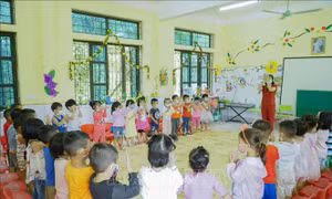 Số lượng trẻ trên lớp đông khiến công tác dạy học tại trường Mầm non Thị trấn Điện Biên Đông gặp nhiều khó khăn. Ảnh: Xuân Tư – TTXVN