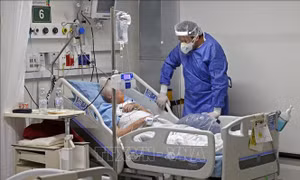 Nhân viên y tế điều trị cho bệnh nhân COVID-19 tại bệnh viện ở Petah Tikva, Israel, ngày 1/2/2022. Ảnh: AFP/ TTXVN