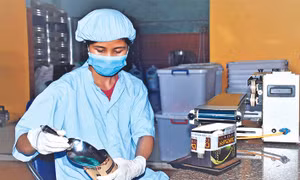 Sản xuất cà phê rang xay DakMark. Ảnh: Văn Phương