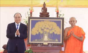 Chủ tịch nước Nguyễn Xuân Phúc tặng quà lưu niệm cho Học viện Phật giáo Nam tông Khmer. Ảnh: Thống Nhất – TTXVN