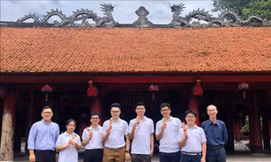 Các thành viên Đội tuyển dự thi Olympic Toán học quốc tế lần thứ 61. Ảnh: TTXVN phát.