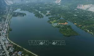 Hồ thuỷ lợi Đồng Sương thuộc xã Trần Phú, huyện Chương Mỹ dung tích hơn 10 triệu m3, cung cấp nước tưới cho 2.100 ha lúa 2 vụ của các xã Trần Phú, Hữu Văn, Mỹ Lương, Đồng Lạc của huyện Chương Mỹ. Ảnh: Vũ Sinh - TTXVN