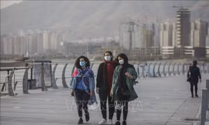  Người dân đeo khẩu trang phòng lây nhiễm COVID-19 tại Tehran, Iran, ngày 29/9/2020. Ảnh: THX/ TTXVN