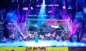 Ca khúc “Câu hò bên bến Hiền Lương” được biểu diễn trong chương trình. Ảnh: Thanh Tùng – TTXVN