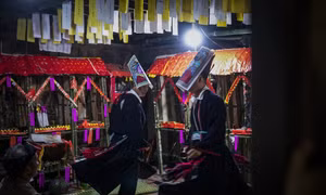 5.	Ông Lý Văn Hềnh, thầy cúng ở Bản Sưng, xã Cao Sơn (Đà Bắc, Hòa Bình) đã được cấp thượng giới 12 ngọn đèn là một trong 12 thầy làm lễ đám chay của dòng họ Triệu. Ảnh: Trọng Đạt – TTXVN