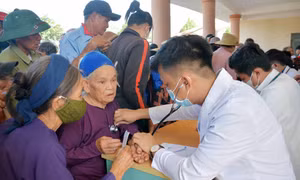 Khám bệnh miễn phí cho người dân xã Ea Bar, huyện Buôn Đôn, tỉnh Đắk Lắk tại Ngày hội. Ảnh: Hoài Thu – TTXVN