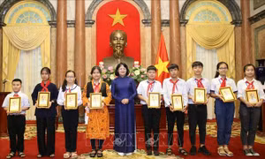 Phó Chủ tịch nước Đặng Thị Ngọc Thịnh tặng ảnh chân dung Chủ tịch Hồ Chí Minh cho các đại biểu Cháu ngoan Bác Hồ tiêu biểu tỉnh Bắc Giang. Ảnh: Dương Giang – TTXVN