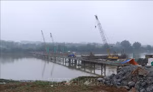 Hiện tại, giá trị khối lượng thi công công trình cầu Giới Phiên ước đạt 44.000/588.804 triệu đồng. Ảnh: Đức Tưởng – TTXVN