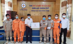 Công đoàn Công ty Điện lực Lai Châu tặng quà động viên cán bộ, công nhân tại điểm giao dịch huyện Tam Đường, thuộc Điện lực thành phố Lai Châu. Ảnh: Đinh Thùy-TTXVN