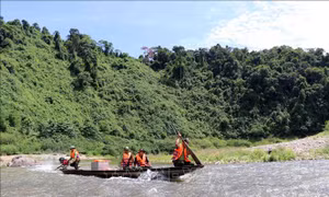 Lực lượng kiểm lâm và bảo vệ rừng chuyên trách tuyến thượng nguồn sông Hữu Trạch sử dụng ghe đi thực hiện nhiệm vụ tuần tra, bảo vệ rừng. Ảnh: Đỗ Trưởng-TTXVN