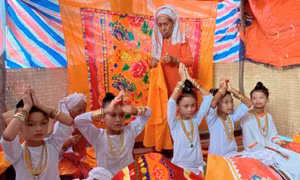Khi đứa trẻ đến tuổi vị thành niên, người Chăm tổ chức lễ trưởng thành. Ảnh: Công Thử