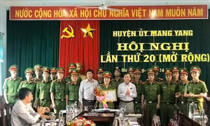 Lãnh đạo huyện Mang Yang khen thưởng thành tích xuất sắc của thượng tá Y Mai Anh và tập thể cán bộ, chiến sỹ công an huyện Mang Yang trong vụ triệt phá sới gà vào tháng 4/2020. Ảnh: Hồng Điệp - TTXVN