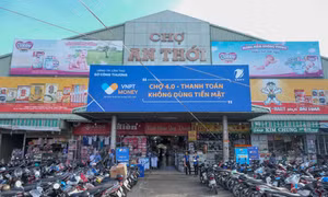 Mô hình “Chợ 4.0 – Thanh toán không dùng tiền mặt “ được Cần Thơ triển khai đầu tiên ở chợ An Thới, quận Bình Thủy. Ảnh: Thanh Liêm – TTXVN