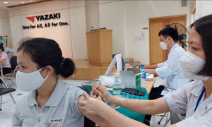 Các công nhân phấn khởi vì được ưu tiên tiêm vaccine mũi 4 để yên tâm sản xuất. Ảnh: Thanh Vân-TTXVN
