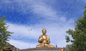 Du khách hành hương khám phá nét độc đáo của bức tượng Phật Thích Ca trên núi thiêng Beldir. Ảnh: Trần Hiếu - PV TTXVN tại Nga