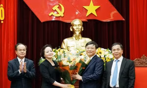 Đồng chí Phạm Thị Thanh Trà, Bộ trưởng Bộ Nội vụ chúc mừng đồng chí Trương Hải Long. Ảnh: Hoài Nam – TTXVN