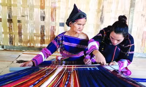 Phụ nữ Bahnar ở làng Pơ Nang luôn có ý thức gìn giữ nghề dệt thổ cẩm truyền thống . Ảnh: Hồng Điệp