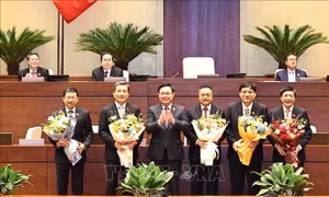 Chủ tịch Quốc hội Vương Đình Huệ tặng hoa chúc mừng Chủ nhiệm một số Ủy ban của Quốc hội, Tổng Thư ký Quốc hội và Tổng kiểm toán Nhà nước. Ảnh: TTXVN