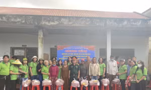 Tặng quà cho các hộ dân có hoàn khó khăn tại xã đặc biệt khó khăn Phú Văn (Bình Phước). Ảnh: TTXVN phát