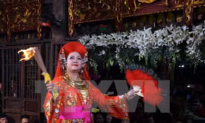Hình thức diễn xướng dân gian là nghi lễ chính, trung tâm của Thực hành tín ngưỡng thờ Mẫu Tam phủ. Ảnh: Quang Quyết - TTXVN