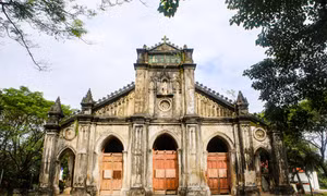 Nhà thờ Tùng Sơn mang một vẻ đẹp cổ kính đặc biệt của một ngôi nhà thờ đá. Ảnh: Trần Lê Lâm - TTXVN
