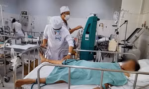 Bà C.T.L sau khi được các y, bác ỹ chăm sóc sức khỏe đã ổn định. Ảnh: TTXVN phát