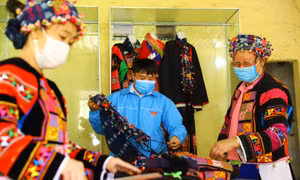 Chàng trai Lô Lô “giữ lửa” nghề truyền thống