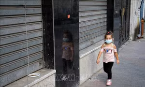 Trẻ em đeo khẩu trang phòng lây nhiễm COVID-19 tại thành phố Gaza ngày 13/9/2020. Ảnh: THX/ TTXVN