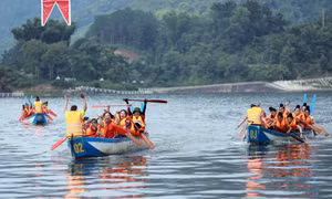 1.	Các vận động viên nữ tham gia tranh tài vòng Chung kết giải đua thuyền đuôi én năm 2023. Ảnh: Quý Trung – TTXVN
