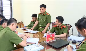 Đại úy Cà Văn Nghĩa (đứng), Đội Cảnh sát điều tra tội phạm về hình sự - kinh tế - ma túy, Công an huyện Vân Hồ, tỉnh Sơn La phát biểu ý kiến tại một buổi họp của đơn vị. Ảnh: Nguyễn Cường - TTXVN