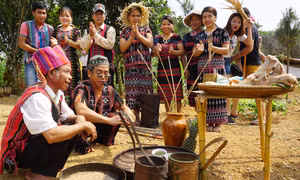 Trưởng làng và thầy cúng thực hiện nghi lễ đánh thức hạt giống. Ảnh: Hoàng Hải