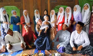 Người Chăm Islam lấy tên của 25 vị thánh để đặt tên cho đứa trẻ và tên này sẽ theo đến hết đời, nếu muốn thay đổi phải sửa soạn lễ vật tương đương như lúc đặt tên ban đầu. Ảnh: Tuấn Đức – TTXVN