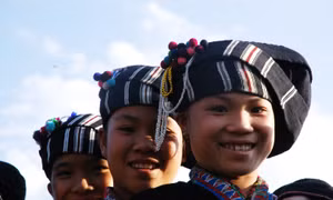 Em gái dân tộc Hà Nhì (Lai Châu) chơi đánh cầu trong ngày Tết Gạ Ma Thú (Tết cấm bản). Ảnh: Hải Yến