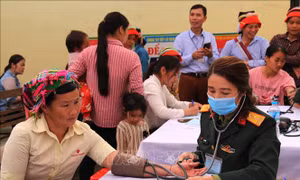 Bác sỹ Tổng cục II-Bộ Quốc phòng khám, tư vấn và cấp phát thuốc miễn phí cho đồng bào dân tộc thiểu số xã Yên Cường, huyện Bắc Mê (Hà Giang). Ảnh: Minh Tâm-TTXVN