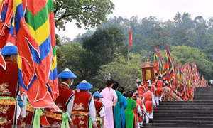 Đoàn rước kiệu dâng lễ vật hương, hoa, bánh chưng, bánh giầy gắn liền với những truyền thuyết về vua Hùng. Ảnh: Thống Nhất/ -TTXVN