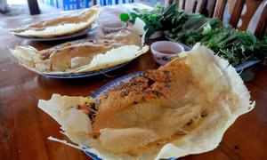 So với những địa phương khác, bánh xèo Giồng Nhãn có kích cỡ lớn hơn, bánh sau khi chế biến được ăn kèm với nước chấm và rau thơm các loại. Ảnh: Lê Yến Thanh