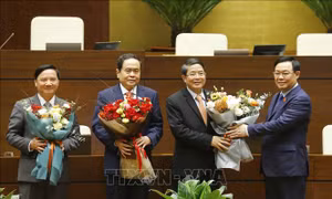 Chủ tịch Quốc hội Vương Đình Huệ tặng hoa chúc mừng các Phó Chủ tịch Trần Thanh Mẫn, Nguyễn Khắc Định và Nguyễn Đức Hải. Ảnh: Doãn Tấn - TTXVN